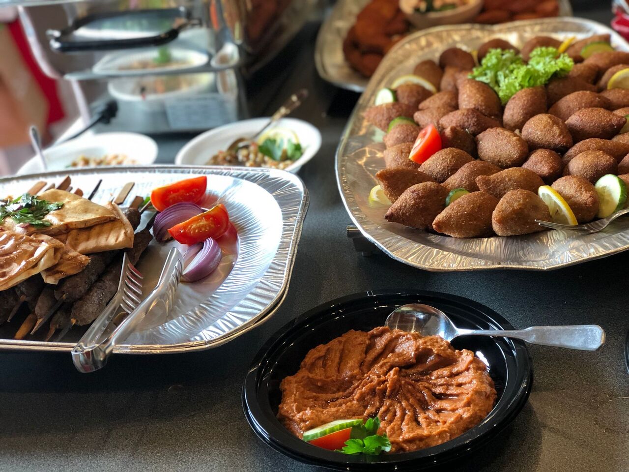 Kibbeh( Gefüllte Klöße mit Hackfleisch, Zwiebeln und Pininenkerne ) 