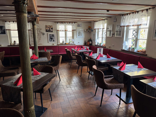 Gaststube mit Tischen