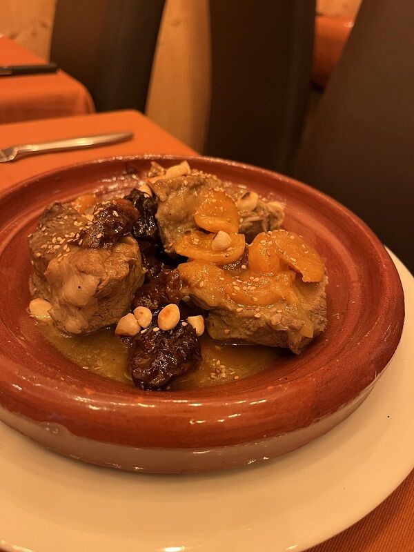 agneau aux pruneaux, abricots, amandes & graines de sesames