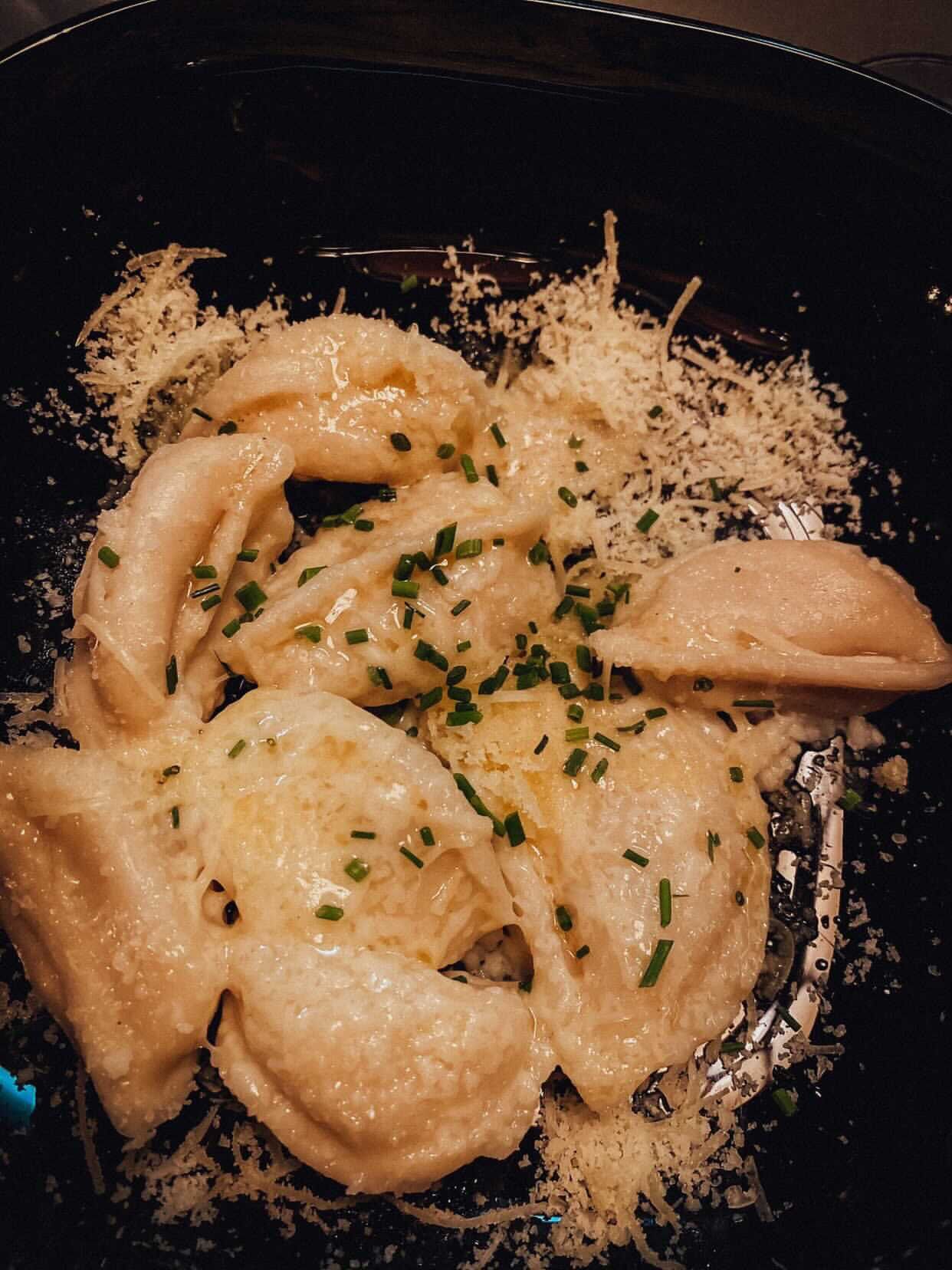 Zwischengang: Schlutzkrapfen mit Sennereikäse und brauner Butter
