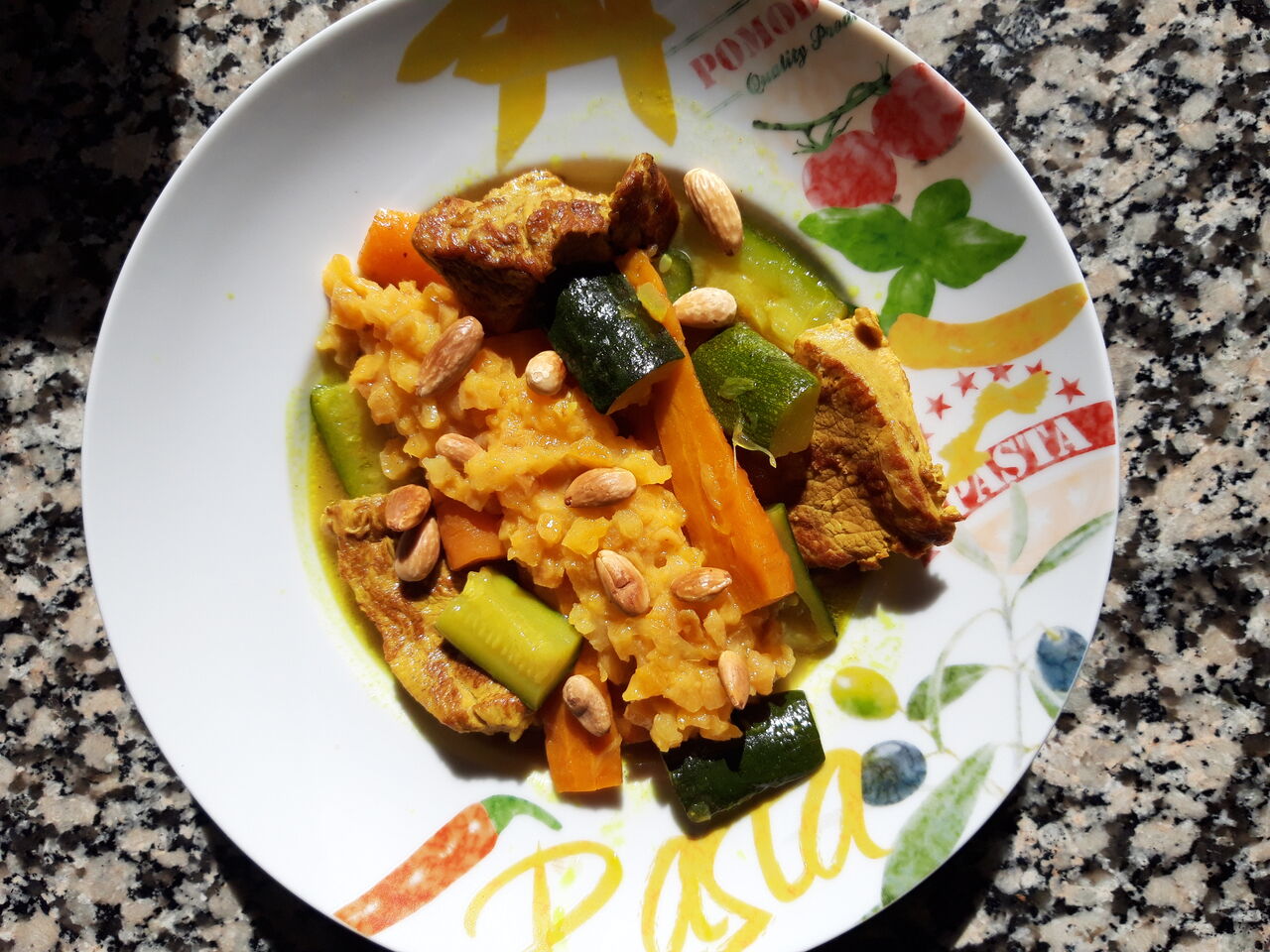 Le jeudi c'est couscous, poulet merguez 5 légumes et 4 condiments.