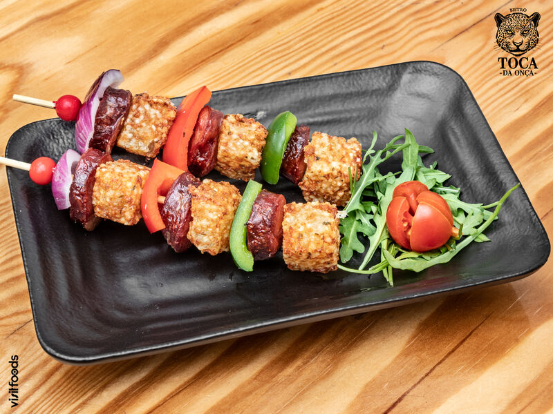 Espetada de chouriço e mandioca.
