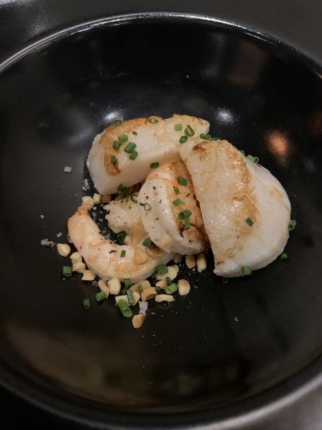 Avant ...
Le Velouté d’Endives, Saint Jacques, Gambas et Noisettes Croquantes
