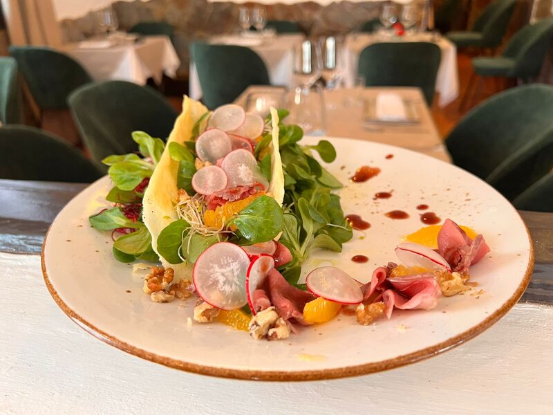 ENSALADA DE MAGRET DE PATO CRUJIENTE DE PARMESANO Y ALIÑO DE FRUTAS DEL BOSQUE