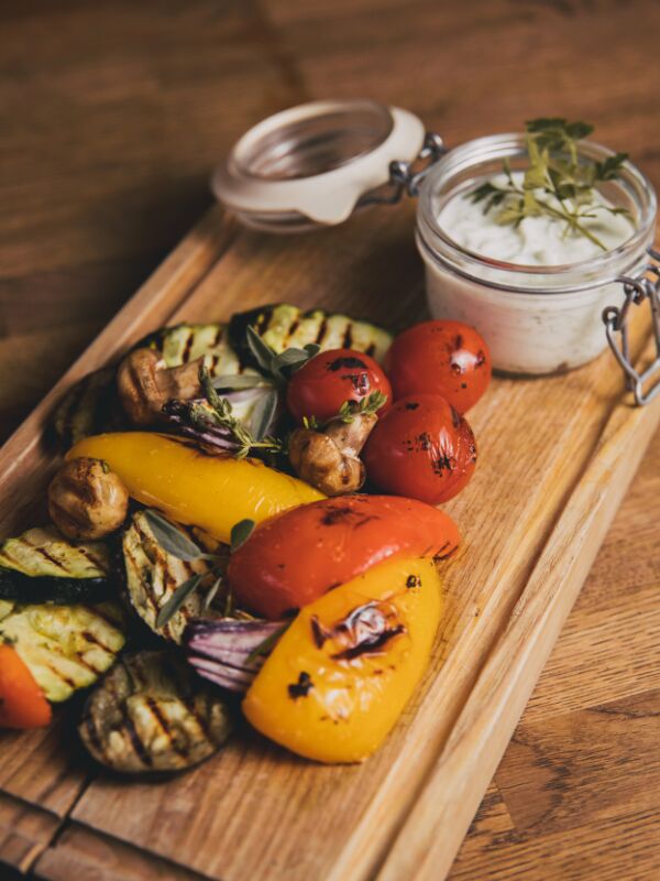 Warzywa z pieca z sosem tzatziki 