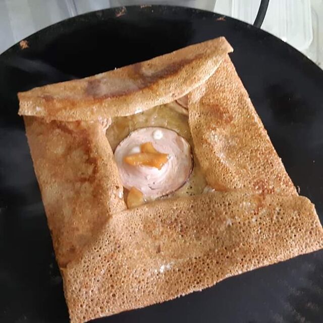 La Bretonne :
Crêpe de Blé noir, Oignons, pommes et Andouilles de Guémené. 