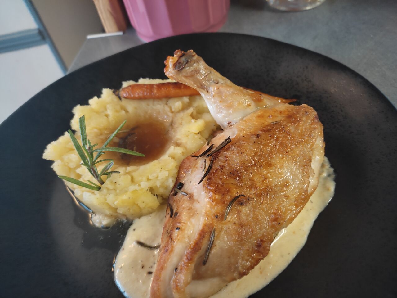 Suprême de volaille rôti au romari, jus, purée grand-mère