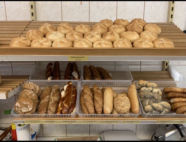 Wir backen mehrmals täglich frisches Gebäck.