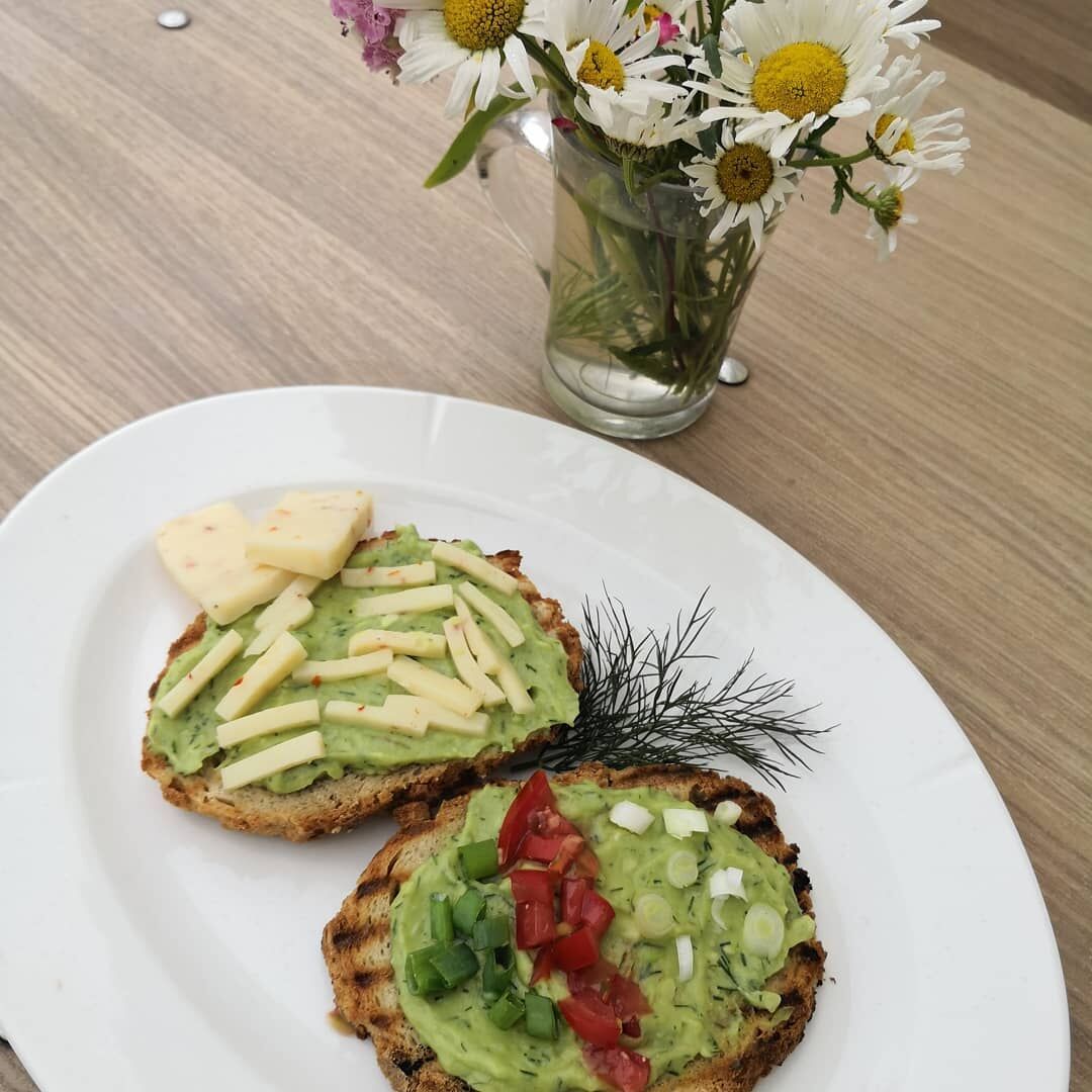 #Vegan cu roșii și ceapă verde
#vegetarian cu brânză maturată cu ardei.
Baza: #avocado #usturoi #marar