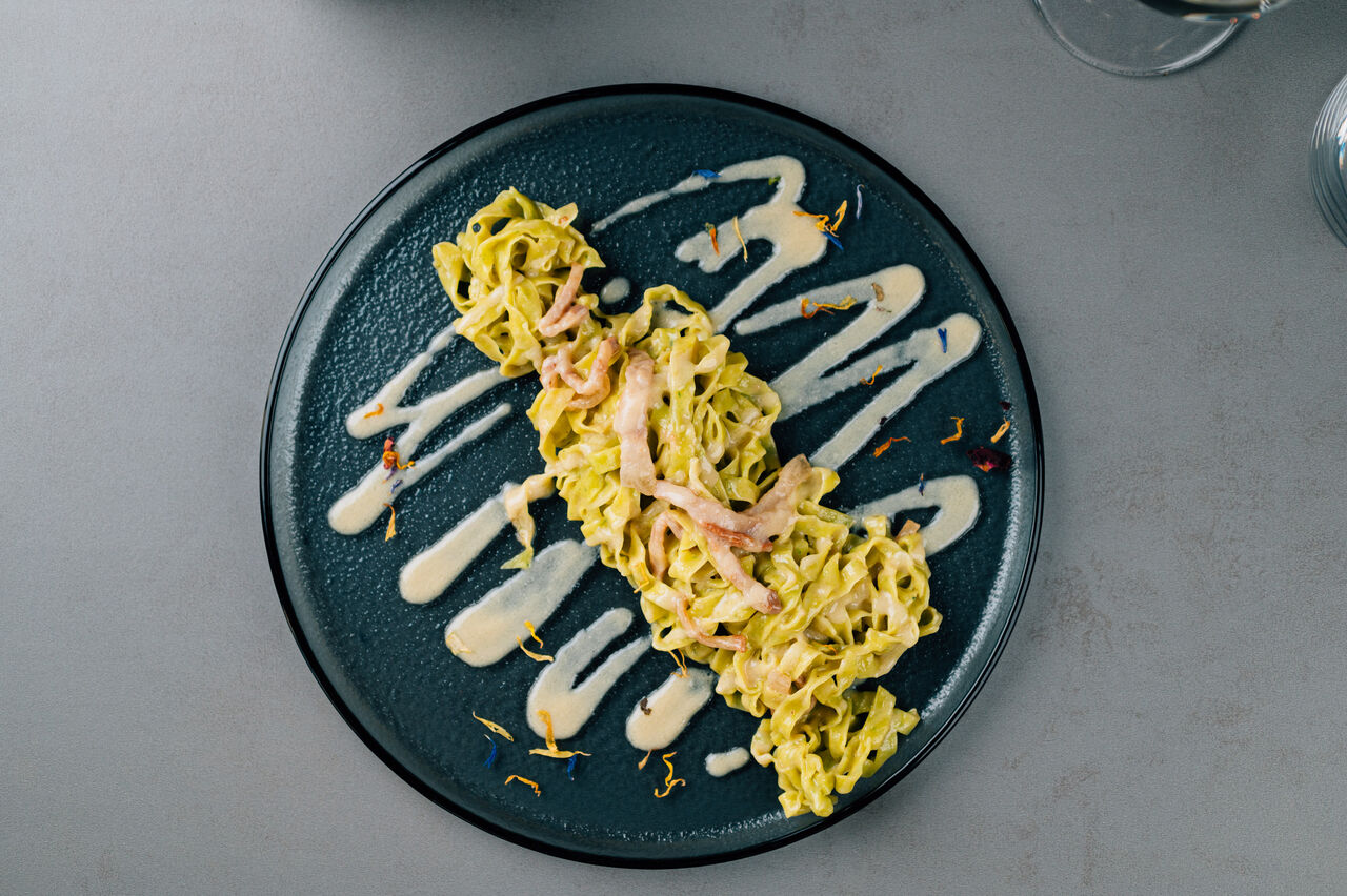 TAGLIATELLA VERDE
agli spinaci su crema di gorgonzola e guanciale croccante