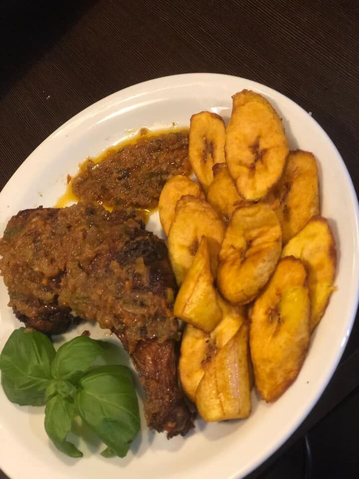 Kurczak z grilla + frytki z żółtych plantanów i sosem pomidorowym