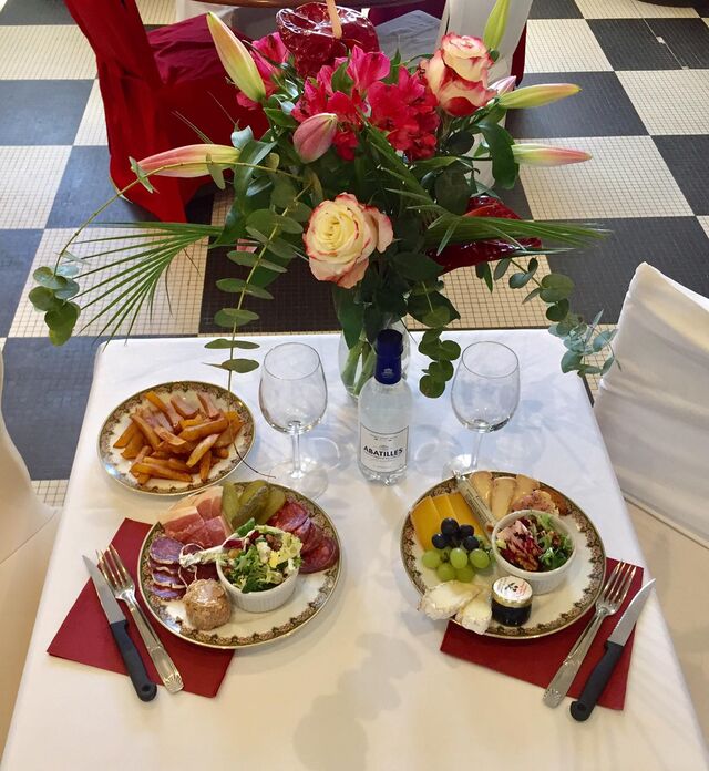 Assiette 1 personne : charcuterie ou fromage, servi avec frites maison.