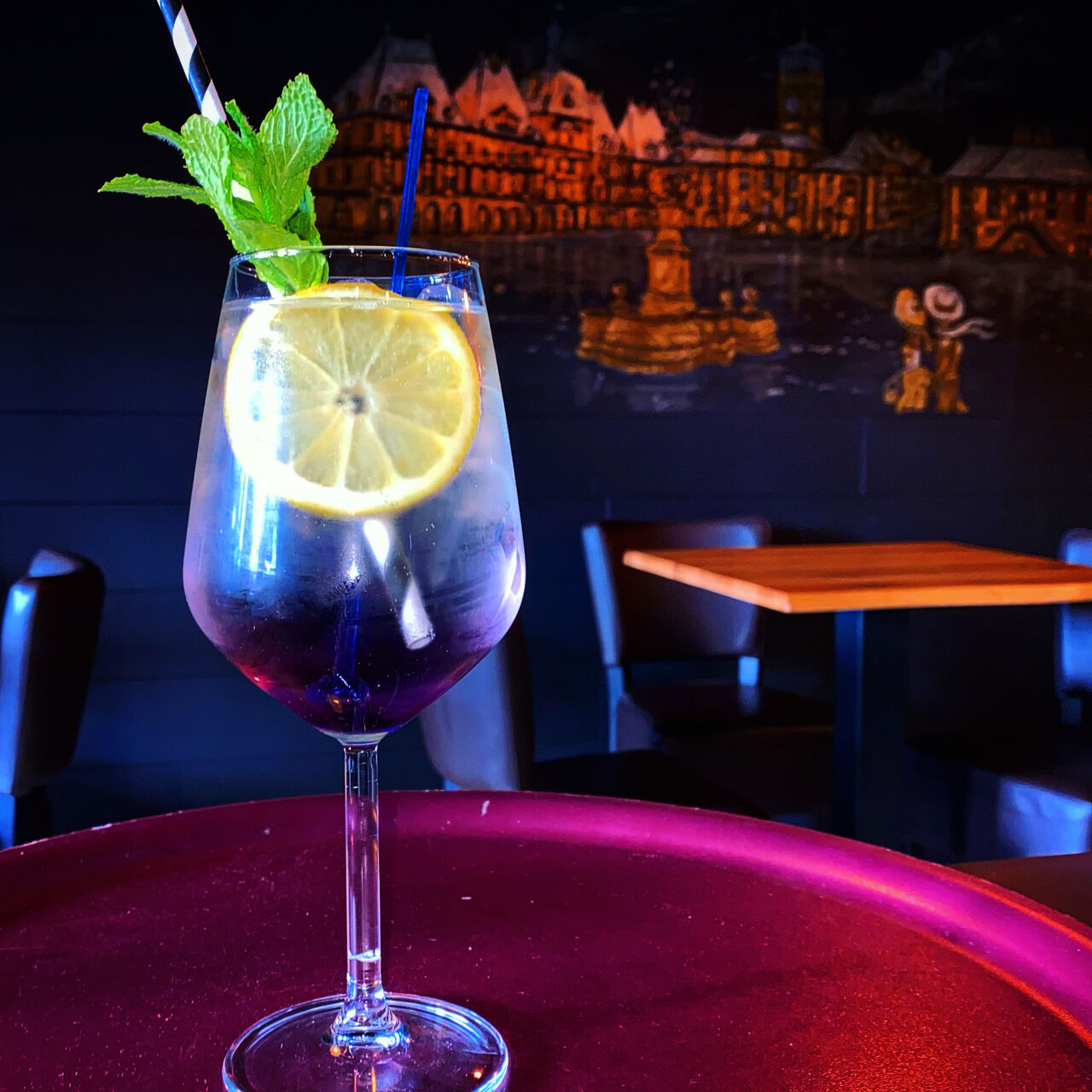 Violet Spritz :
Chardonnay, Crèment d’Alsace. Une touche de sirop de violette et rallongé au Tonic.