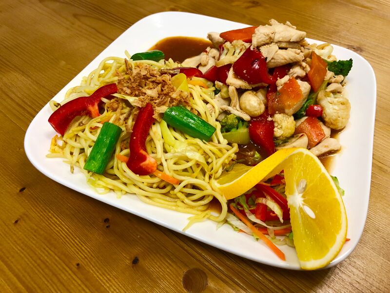 Zartes Hähnchen mit gebratenen Nudeln und frischem Gemüse