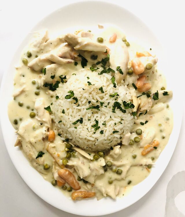 Hühnerfrikassee mit zarter Hühnerbrust, gegart im Hähnchengrill