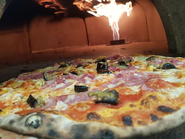 Toutes nos pizzas sont préparées avec des produits 100% italiens et cuites au feu de bois !