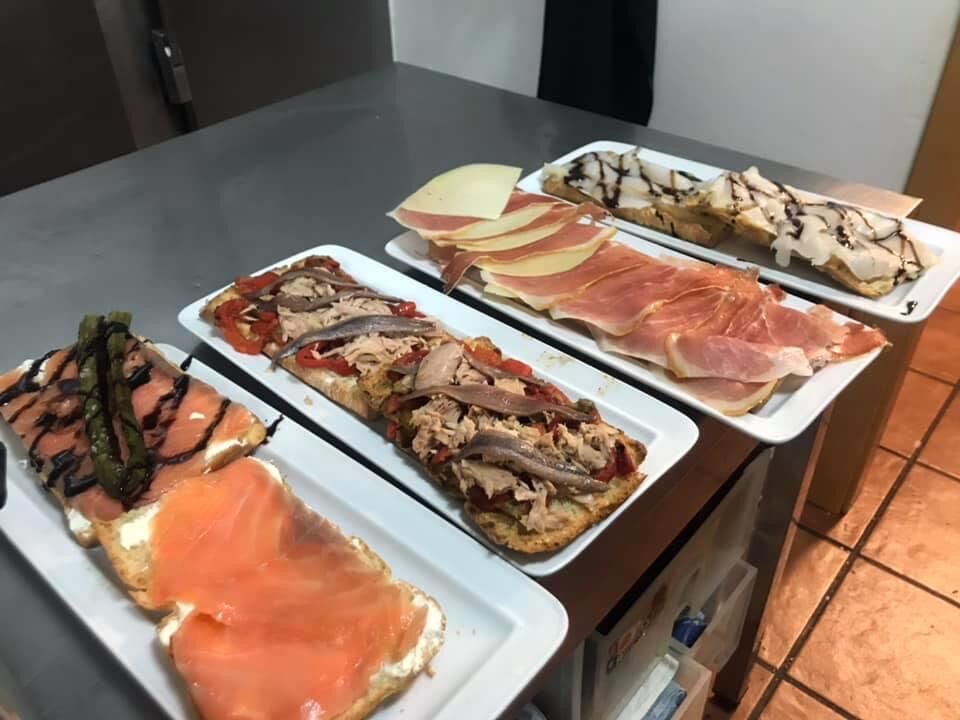 COCAS SALMON,ESCALIVADA CON ATUN Y SALMUERAS Y BACALAO