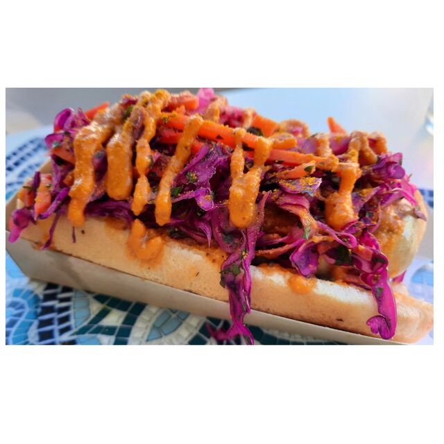 Berliner Currywurst, nuestra Bratwurst con una salsa de curry agridulce y verduras con toque un cítrico y de 