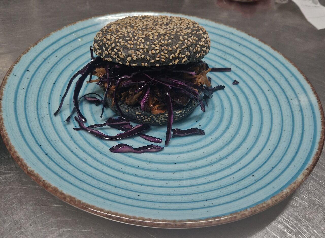 PANINO CON PULLED PORK E CAVOLO ROSSO CAPPUCCIO