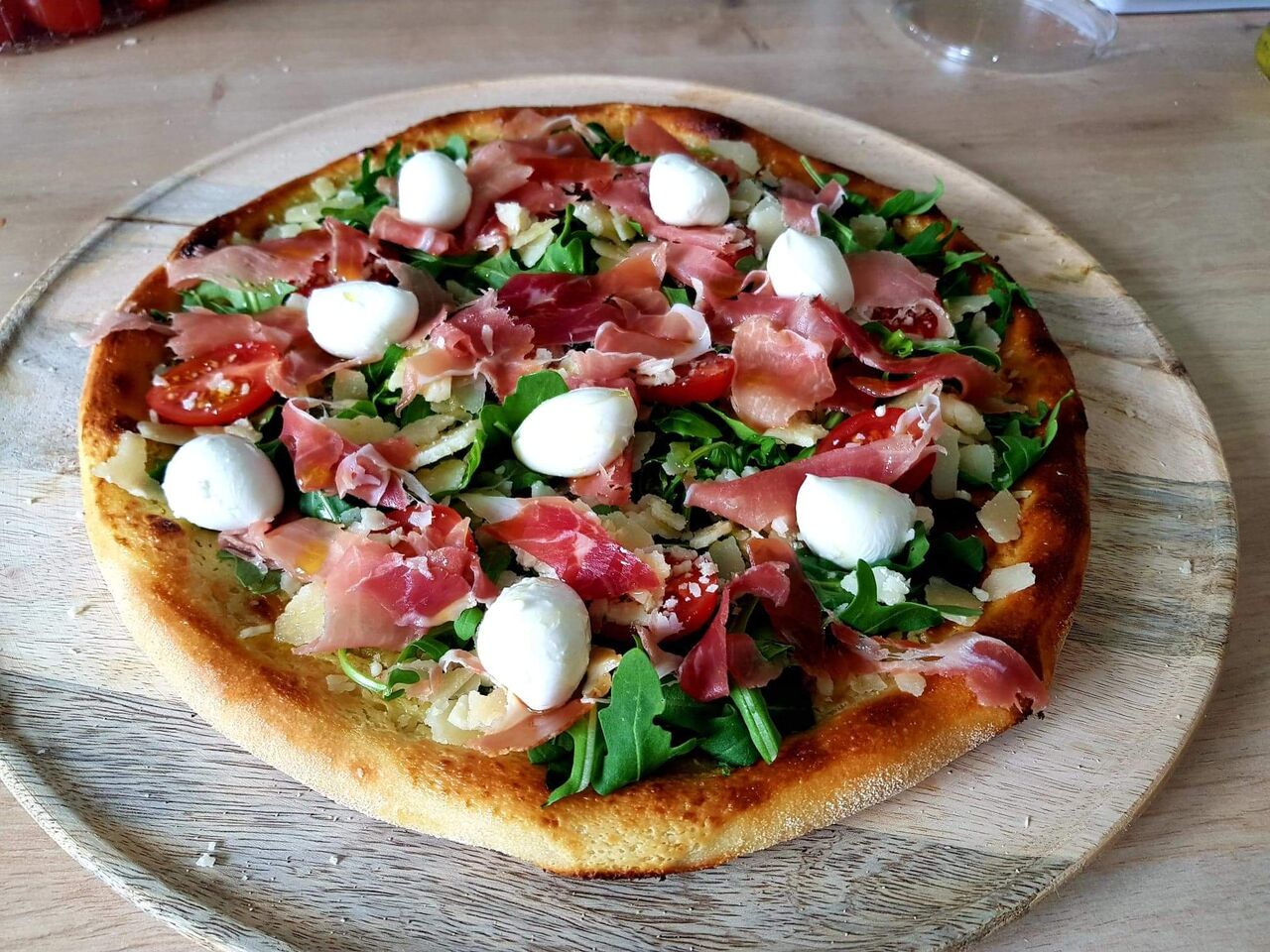 MIGLIORE: Sauce tomate, roquette, tomates cerises, mozza di bufala, jambon de Bayonne, copeaux de parmesan, crème balsamique