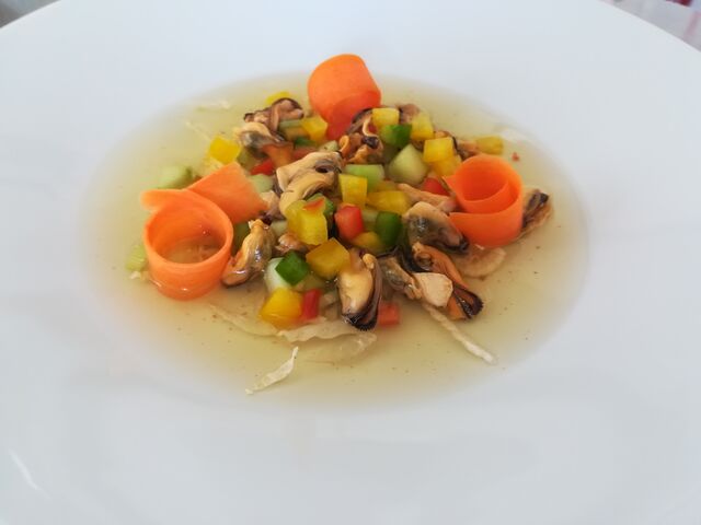 Bouillon Thai aux moules et petits légumes 