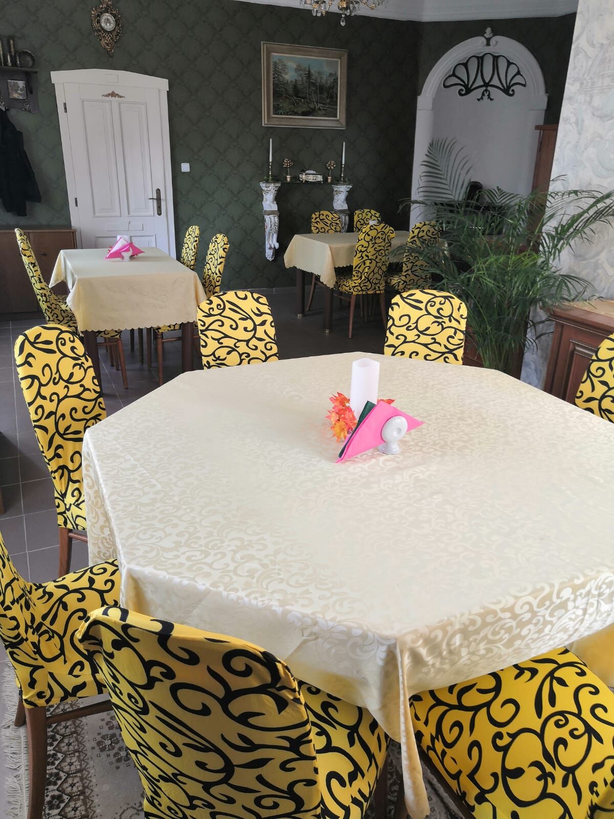 Nechybí ani salónek pro naše pracující v 