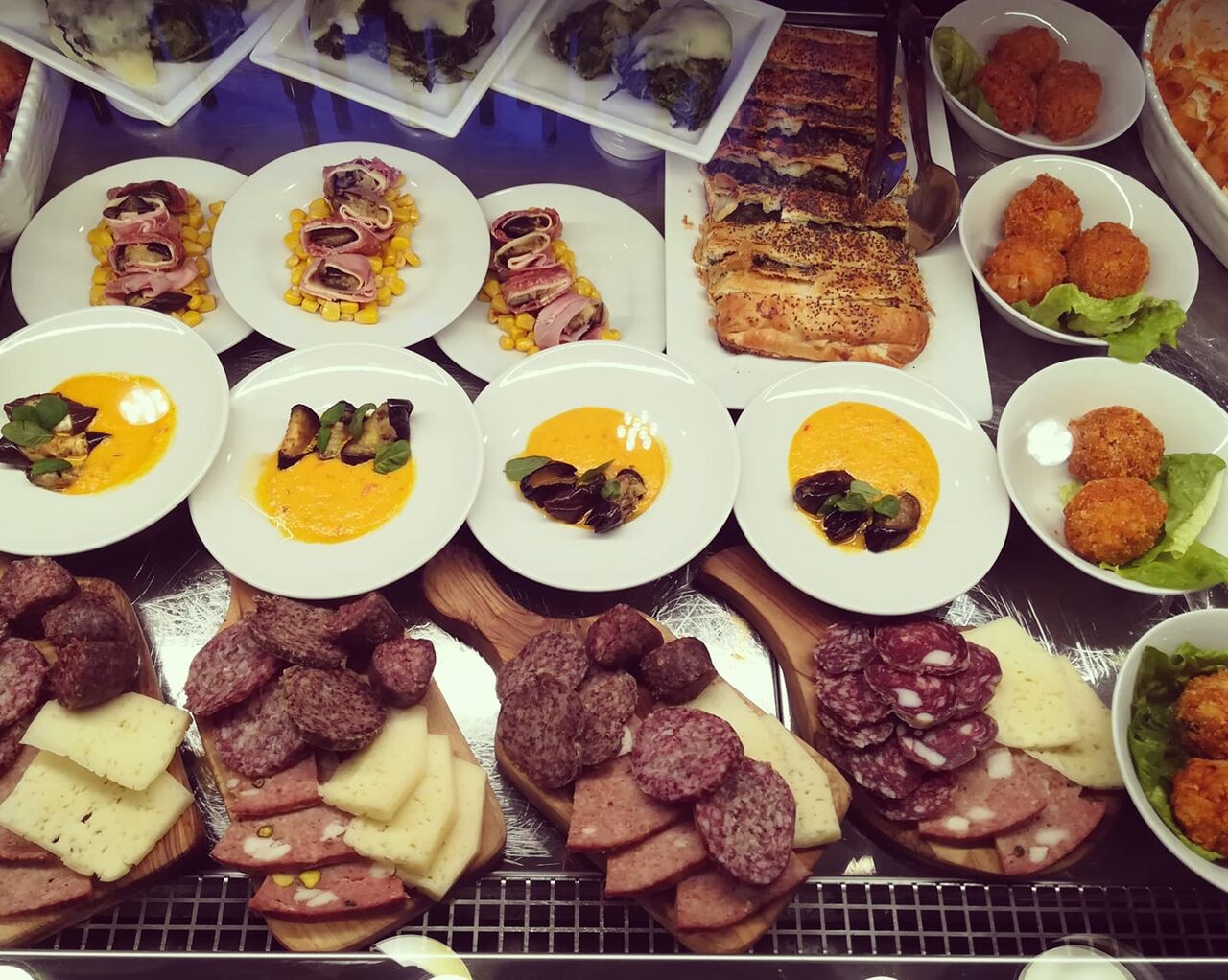 Tanto gusto in piccoli piatti perfetti per accompagnare un buon vino