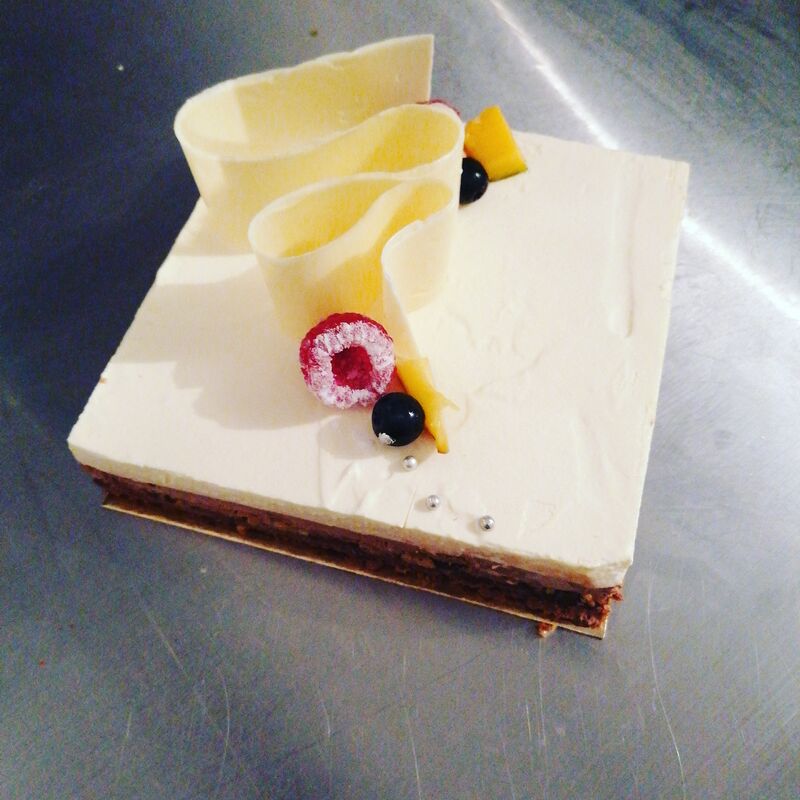 Le prestige un nuage de douceur
Biscuit comme un Fondant caramel lacté, nougatine beurre salé, mousse noir et mousse blanche 