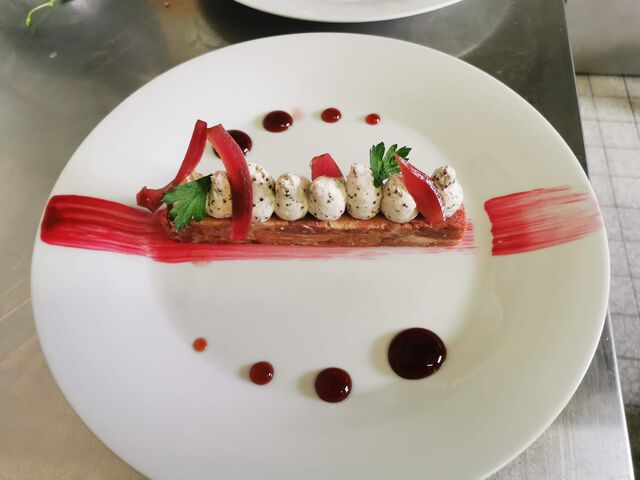 Jambon de Reims, mousse à la moutarde au mout de raisins, oignons pickles.