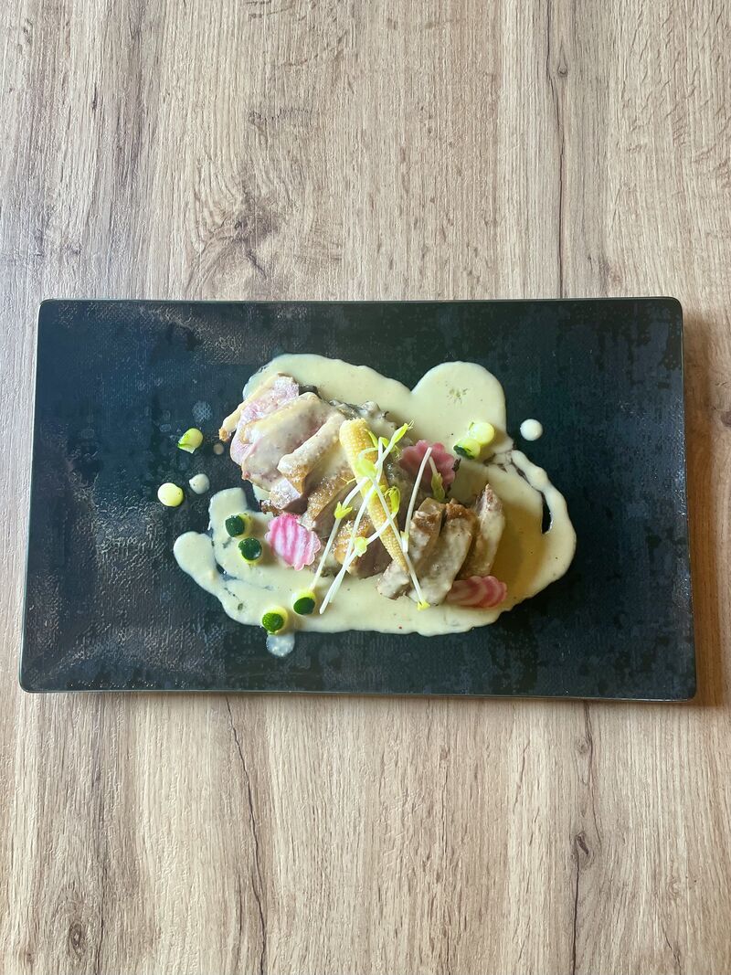 Filet de canette rôti, crêpées de pomme de terre, crème de maïs au piment d'Espelette