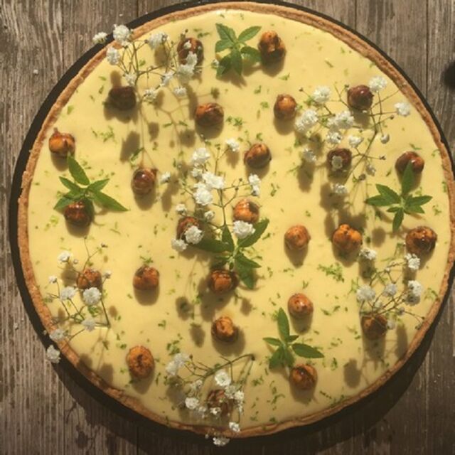 La Combinée :Pâte sablée vanille Praliné amandes noisettes, Crémeux citrons jaunes/verts Noisettes caramélisées, Zestes agrumes