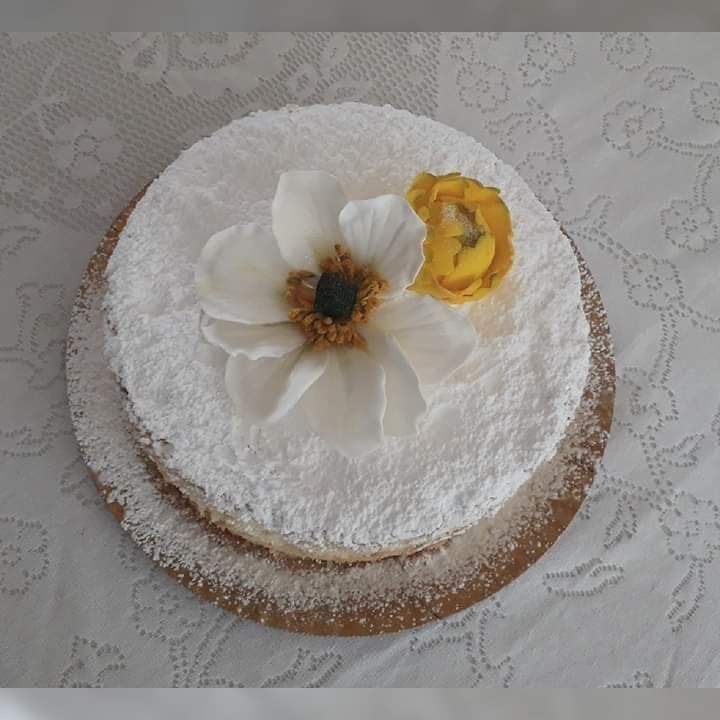 Naked Cake com flores de açucar