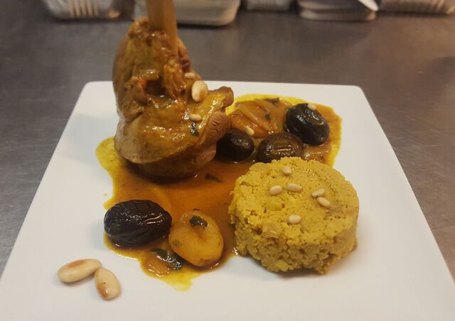 Tajine aux pruneaux Gâteau de semoule aux pignons de pin et amandes grillés