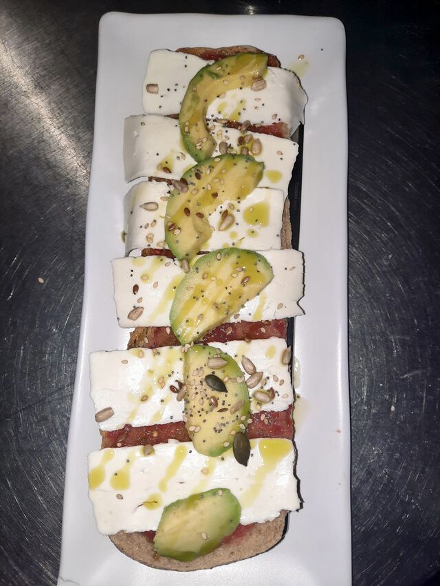 Tostada de Queso Fresco, Aguacate y Semillas