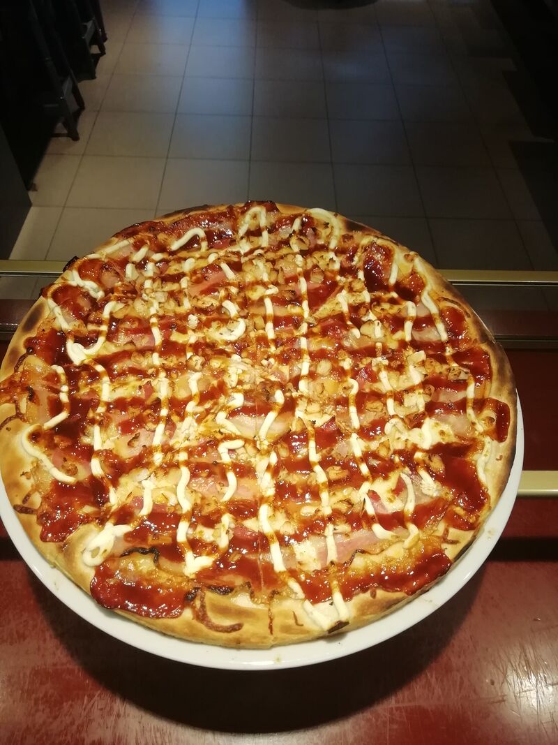 Pizza BBQ:
Pollo, bacon, crema de queso y salsa barbacoa