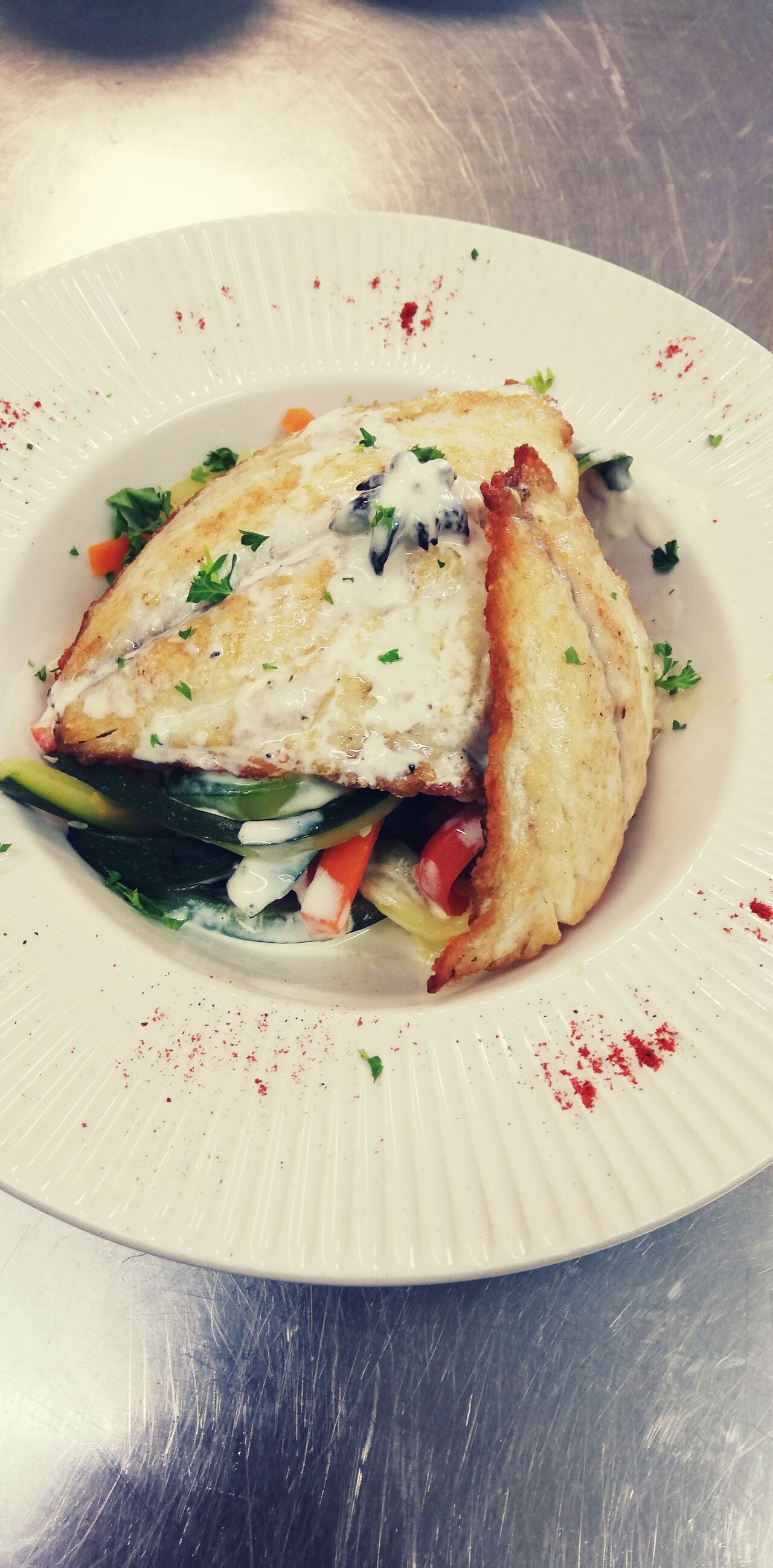 Dorade grillée, crémeux à l'anis étoilé et Tagliatelles de courgettes et carottes 