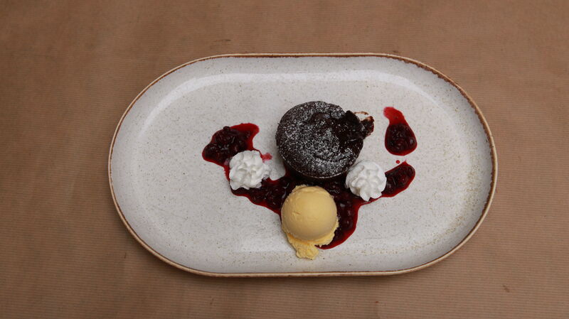 Čokoládový fondant s omáčkou a zmrzlinou