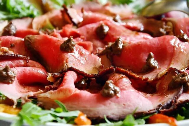 Roast Beef con Peperoni Arrosto , Rughetta , Salsa di Olive di Gaeta , Capperi & Cipolla Rossa di Tropea I.G.P.