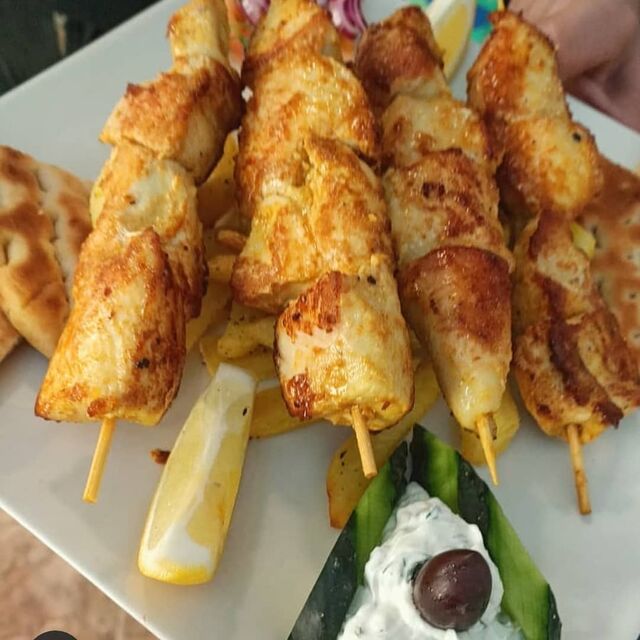 Pinchos marinados de pollo: Kalamaki kotópulo