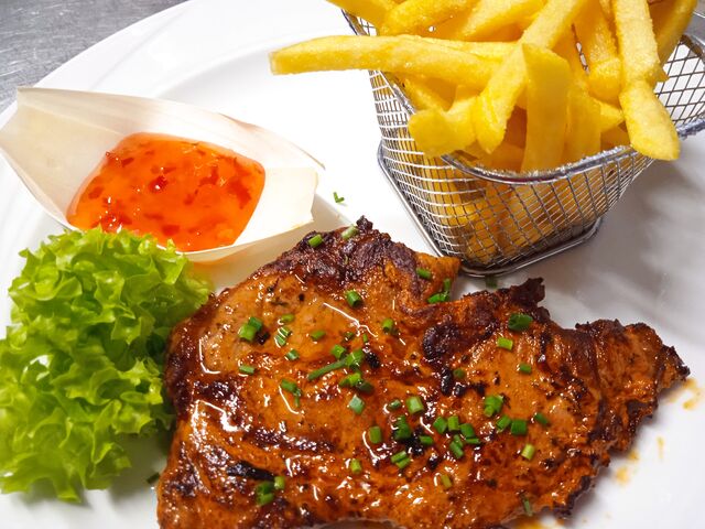 Saarländisches Schaukelfleisch mit Pommes frites und Sweet-Chilidip