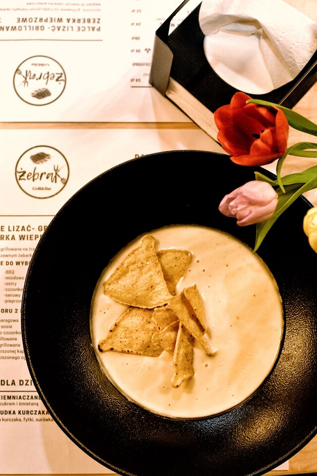 Zupa serowa z nachosami