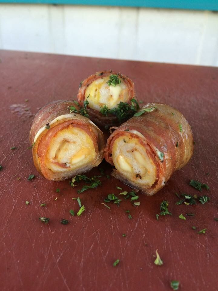 Bacon french rolls, gerolltes Toastbrot mit Käse gefüllt und Baconmantel. Leckerer kleiner Finger food snack !