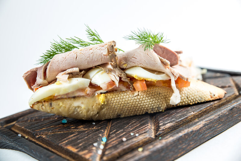 Сендвіч з бужениною, яйцем та квашеною капустою.