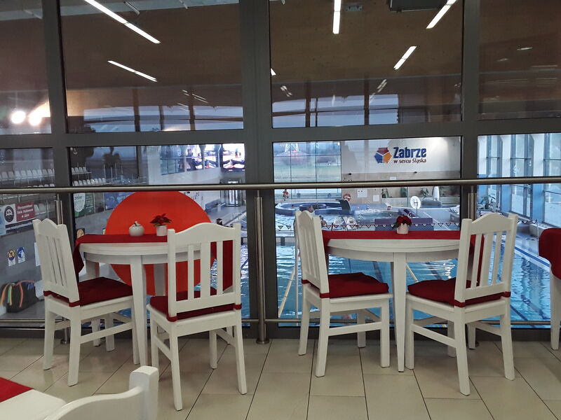 Widok z naszej sali konsumpcyjnej na basen i strefę rekreacji.