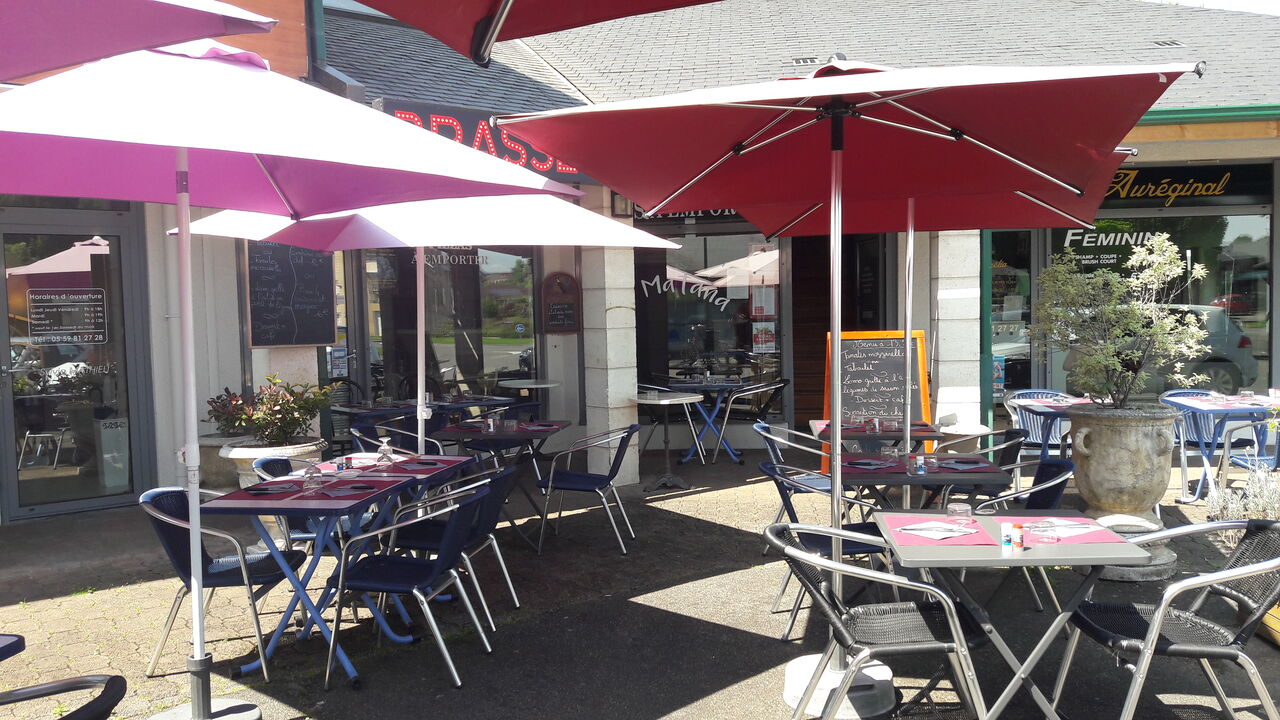 Profitez de la terrasse dès les beaux jours. La réservation est conseillée.