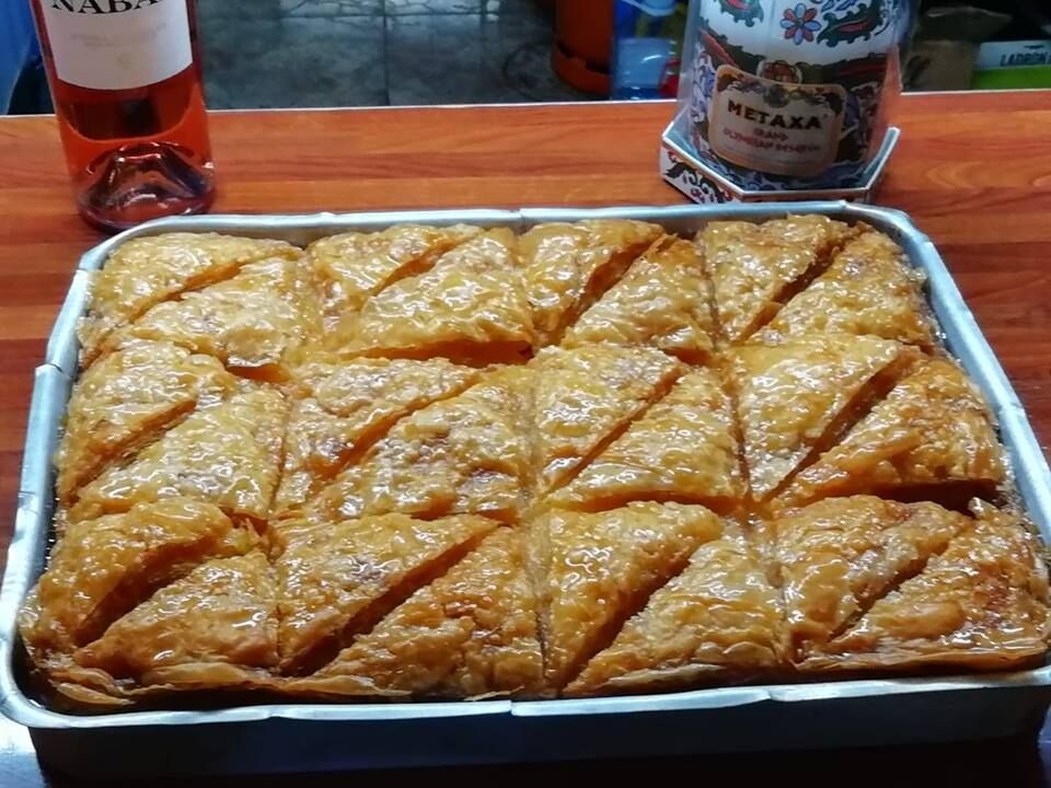 Baclavá casero recién horneado.