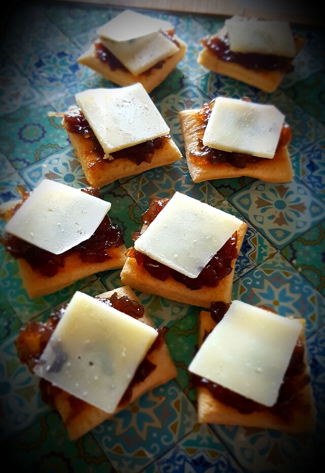 Mini toast confiture d'oignons et pecorino