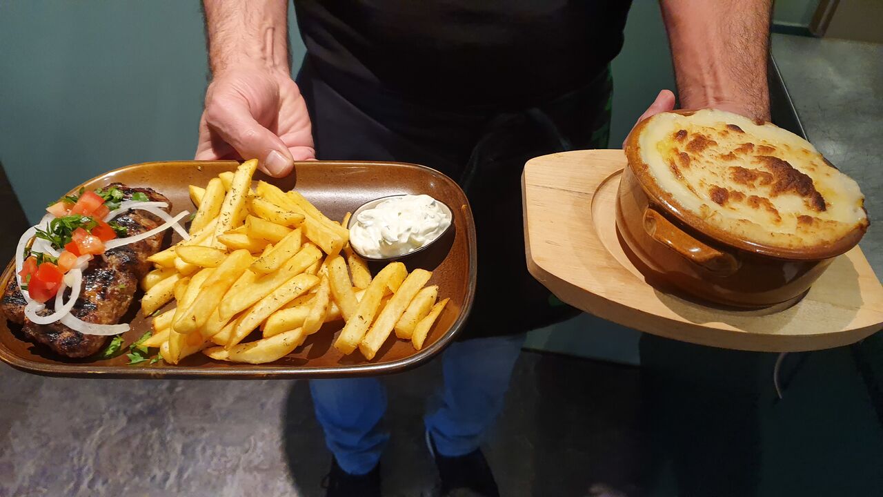 Saftige bifteki und leckere Moussakka