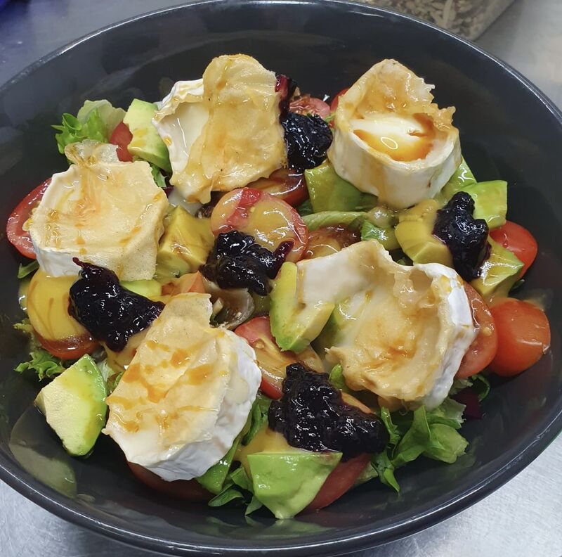 Ensalada de rulo de cabra y vinagreta de frutos rojos 