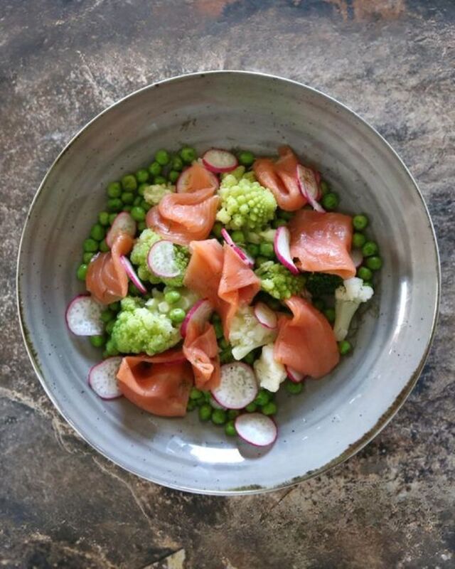 Salada de floretes com salmão fumado 